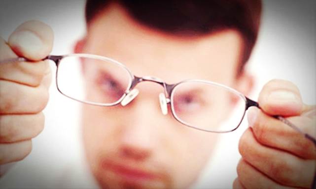 تغییر مداوم لنز یا عینک می‌تواند از علائم کاتاراکت باشد.