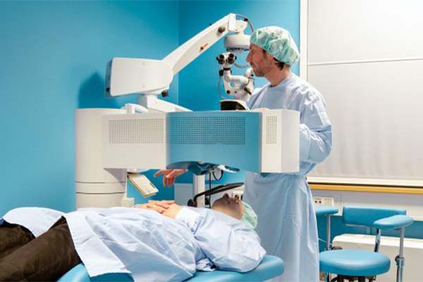عمل کاشت لنز، از محبوب‌ترین جراحی‌های چشمی است.