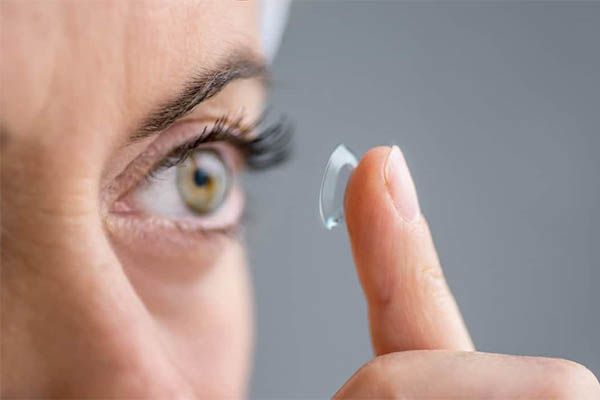 استفاده مداوم از لنز موجب افزایش بروز عارضه خشکی چشم است.