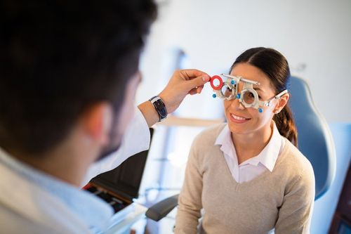 بستن چشم‌ها و استفاده از قطره‌های چشمی جزوی از مراحل درمان تنبلی چشم در بزرگسالان است.