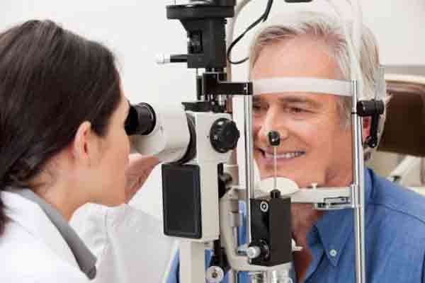 برای پیشگیری از کاتاراکت، باید معاینات چشمی را نزد پزشک انجام داد.
