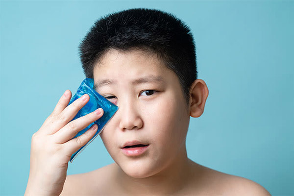استفاده از کمپرس سرد یکی از روش‌های درمان التهاب پلک است.