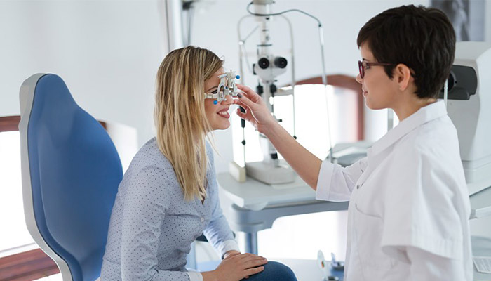 از جمله ضروریات قبل از عمل لازک چشم می‌توان به مشاوره قبل از عمل اشاره کرد.
