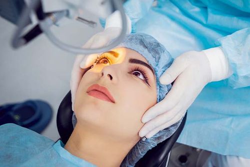 لنز پس از عمل لیزیک و لازک، به تسکین درد کمک می‌کند.