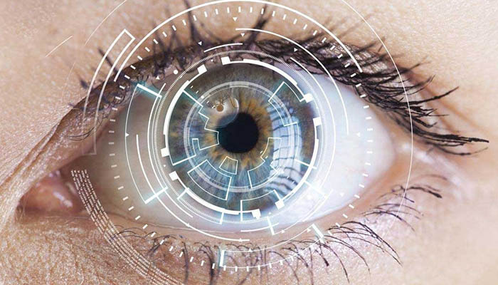 از جمله عوارض عمل لازک چشم، می‌توان به دوبینی و خشکی چشم بعد از عمل اشاره کرد.