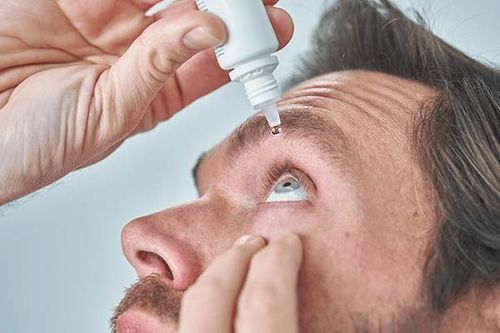 در هنگام معاینه سربازی چشم، از قطره چشم مخصوص استفاده می شود.