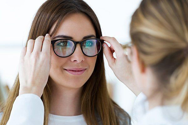 یکی از درمان‌های آستیگماتیسم، استفاده از عینک است.