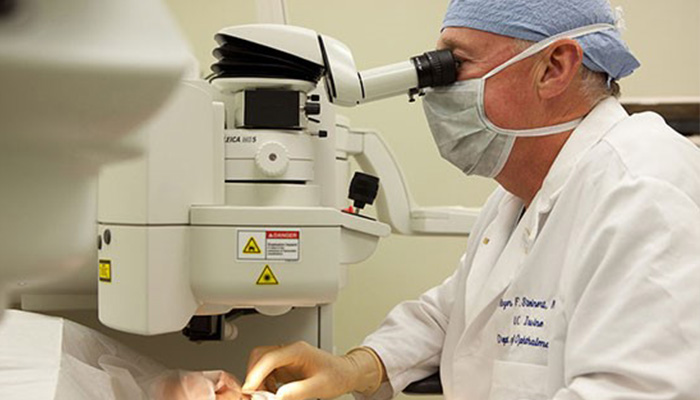 قبل از عمل لازیک چشم، باید با پزشک مربوطه مشورت کنید.