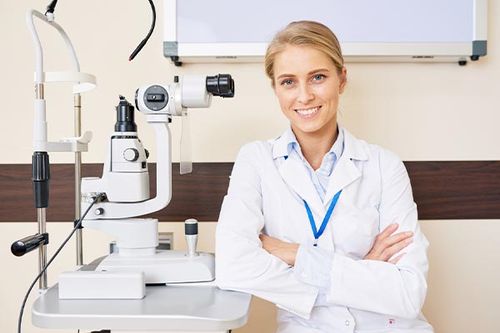برای جراحی چشم باید به پزشک متخصص چشم مراجعه کنید.