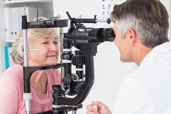 پیش از درمان‌های خانگی، حتما به پزشک برای معاینه چشم مراجعه کنید.