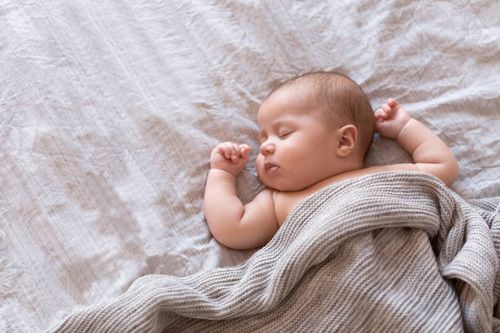 خواب نامنظم نوزادان دلایل مختلفی دارد.