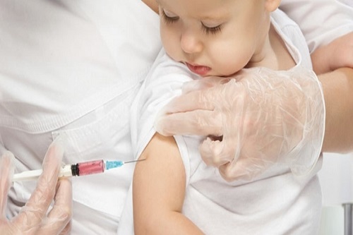 نوزادی در حال دریافت واکسن 18 ماهگی نمایش داده شده است.