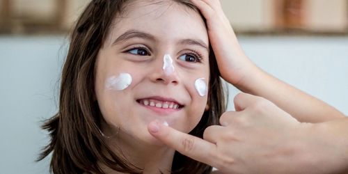 بهداشت پوست در کودکان با پوست حساس، نیازمند شناسایی نوع پوست حساس آنها و انتخاب محصولات مناسب و غیرحاوی مواد مضر می‌باشد.