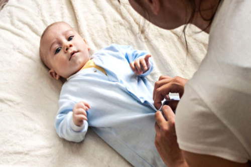 مراقبت از کودک پس از ختنه صورت می گیرد.