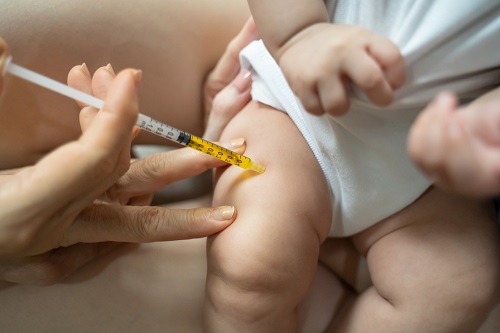 نوزاد در حال دریافت واکسن پنتاوالان نمایش داده شده است.