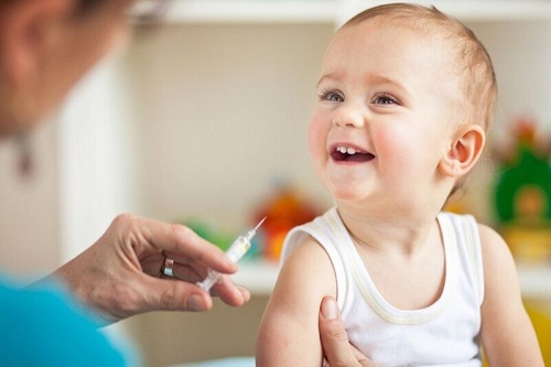 نوزاد 18 ماهه در حال دریافت واکسن این سن، نمایش داده شده است.