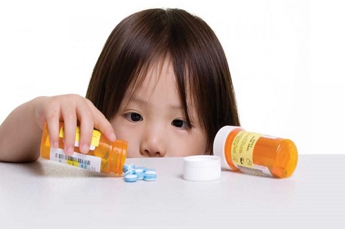 در تصویر کودکی در حال مصرف استامینوفن نمایش داده شده است.