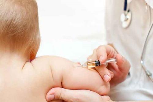 نوزاد دوماهه در حال تزریق واکسن به وی نمایش داده شده است.