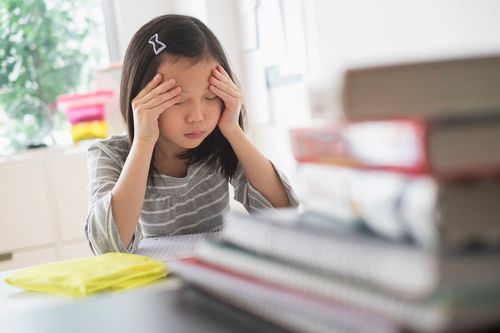 فشار تحصیلی می تواند باعث استرس در کودکان شود.