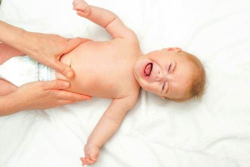 نوزاد در حال تشنج در تصویر نمایش داده شده است.