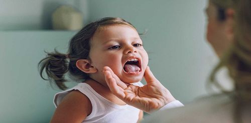گلو درد، یکی از علایم شایع در کودکان است که می‌تواند به دلیل عفونت‌ها، عوامل آلرژیک یا تحریکات دیگری ایجاد شود.