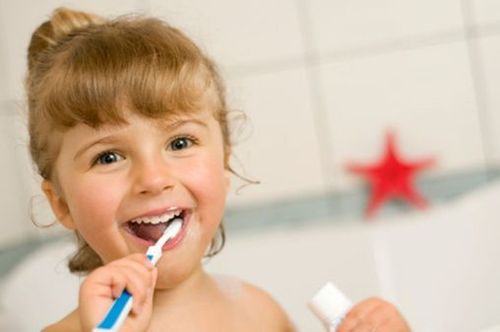 بوی بد دهان در کودکان می‌تواند به عوامل گوناگونی برگردد