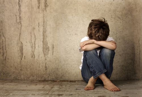 افسردگی کودکان، باعث احساس کم ارزش بودن برای کودک می شود.