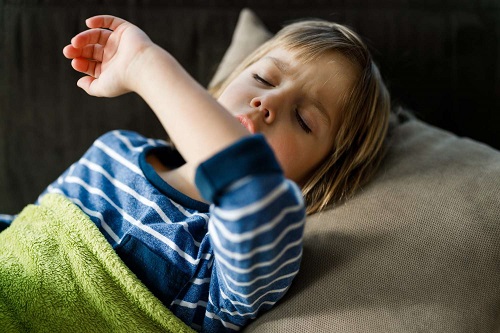 سرفه کودکان در خواب دلایل مختلفی دارد.
