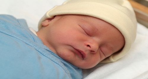 یکی از گزینه های درمانی رایج برای زردی نوزاد، فتوتراپی است که شامل قرار دادن نوزاد در زیر نورهای آبی خاصی است که به تجزیه بیلی روبین اضافی در خون نوزاد کمک می کند. 
