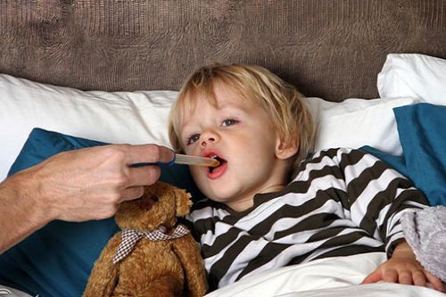 کودکی در حین دریافت شربت استامینوفن نمایش داده شده است.