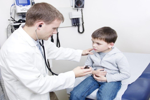 درتصویر، یک پزشک متخصص اطفال در حین معاینه یک کودک نشان داده شده است.