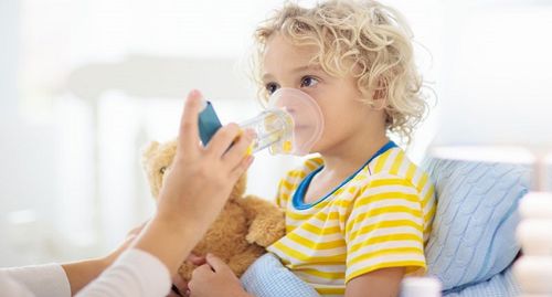 آسم دوران کودکی یک بیماری مزمن تنفسی است که راه های هوایی کودکان را تحت تاثیر قرار می دهد. 