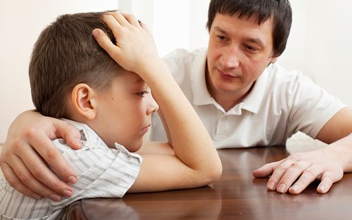والدین در درمان افسردگی کودکان نقش بسیار مهمی دارند.