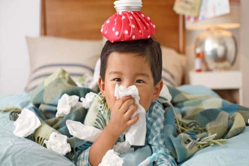 کودکی با علائم سرماخوردگی نمایش داده شده است.