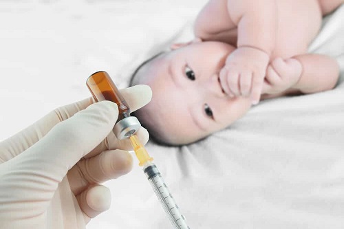 نوزاد درحال دریافت واکسن پنج گانه نشان داده شده است.