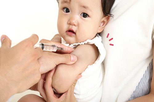 در تصویر واکسن 5 گانه در حال تزریق به نوزاد، نمایش داده شده است.