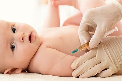 نوزاد در حال دریافت واکسن 4 ماهگی نمایش داده شده است.