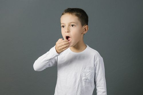 راهکارهای درمان و کاهش بوی بد دهان در کودکان شامل دستورالعمل‌های بهداشت دهان و مراقبت‌های دندانپزشکی است.
