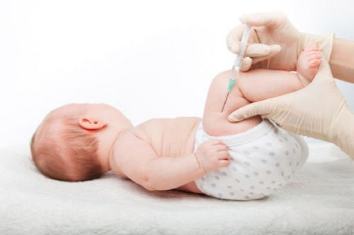 نوزادی در حال دریافت واکسن دوماهگی نمایش داده شده است.