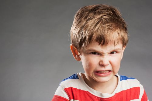 عصبانیت کودکان ممکن است از مجموعه‌ای از عوامل ناشی شود و درک دلایل این رفتارها می‌تواند به والدین و مربیان کمک کند