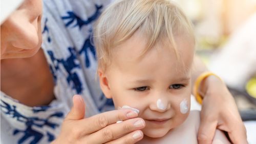 هوای گرم و مرطوب می‌تواند به طور مستقیم بر پوست کودکان تأثیر داشته باشد و نیازمند مراقبت ویژه‌ای برای جلوگیری از خارش و آسیب‌های پوستی مرتبط با آن است. 