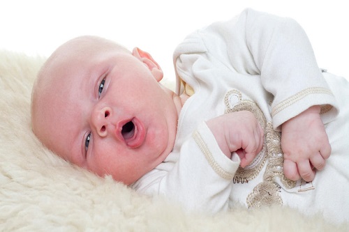 در تصویر یک نوزاد با بیماری خس خس سینه نشان داده شده است.