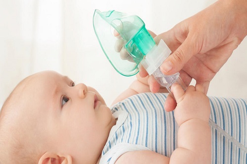 در تصویر نوزادی در حال دریافت اکسیژن برای درمان خس خس سینه نشان داده شده است.