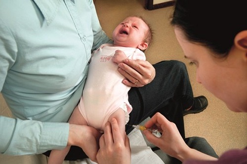 واکسن 4 ماهگی، برای نوزادان دردناک است.
