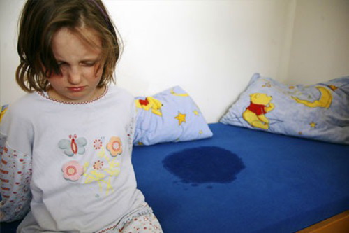 کودکی با بیماری شب ادراری در تصویر نمایش داده شده است.