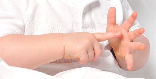 ارتباط زبان اشاره با توانایی‌های زبانی و اجتماعی کودکان بسیار نزدیک و مهم است. 