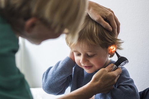 در صورت مشاهده عفونت گوش کودکان، به پزشک باید مراجعه کرد.